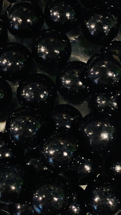 # 273 bonbon dur boule noir 1.99/100g bonbonniere